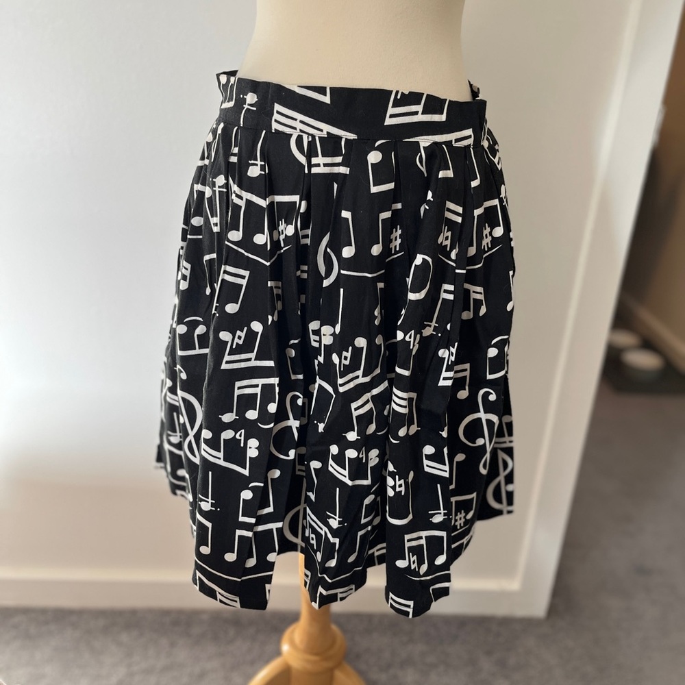 Sunny Girl musical note circle skirt, size medium